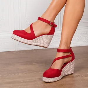 Sandales compensées rouges pour femmes avec semelle en corde tressée et bride à la cheville