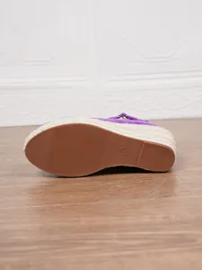 Vista detallada de la suela antideslizante de sandalias de cuña moradas con plataforma