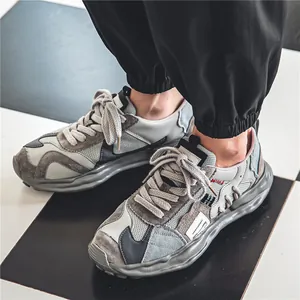 Men's breathable low-top sneakers featuring a stylish and retro dissolved sole design.