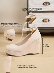 Vista detallada de sandalias de cuña beige con hebilla al tobillo y tacón de 10 cm