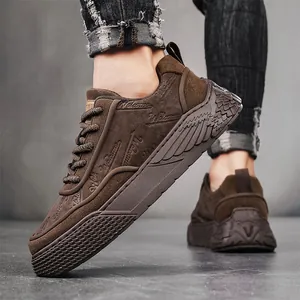 Eleganti scarpe casual basse marroni con suola a forma di ala unica e finitura in pelle.