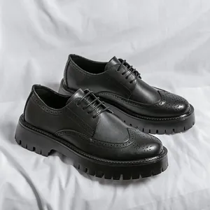 Schwarze Brogue-Plateauschuhe für Herren mit dicker, höhenvergrößernder Sohle