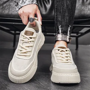 Scarpe casual da uomo color crema in finta pelle con suola spessa strutturata