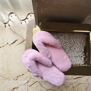 Nahaufnahme von rosa Plüsch-Zehentrennern auf einem goldenen Tablett.