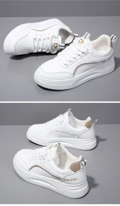 Λεπτομερής προβολή γυναικείων λευκών sneakers με σόλα πλατφόρμας και λογότυπο Smile