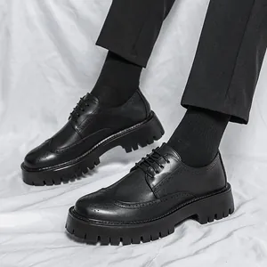 Schwarze Brogue-Herrenschuhe mit Plateausohle und klassischem Flügelspitzen-Detail