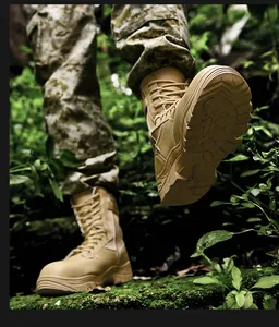 Primer plano de botas tácticas beige con punta de acero y suela antideslizante en bosque