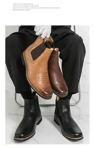 Detailansicht klassischer Chelsea-Boots aus Leder mit Schnitzereien in verschiedenen Farben.