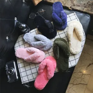 Draufsicht auf verschiedene bunte flauschige Kunstpelz-Flip-Flop-Hausschuhe
