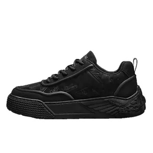 Sneakers casual nere a profilo basso con una suola dall'esclusivo design ad ala