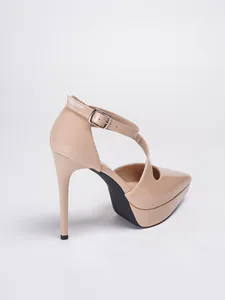 Elegante nudefarbene Lackleder-Plateaupumps mit spitzer Kappe und feinem Fesselriemen