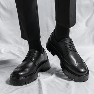 Klassische schwarze Herren Brogue Plateau Schuhe mit dicker Profilsohle für den Freizeitbereich.