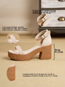 Detalle de la sandalia de plataforma beige con cuña de corcho de 8 cm y cierre de hebilla