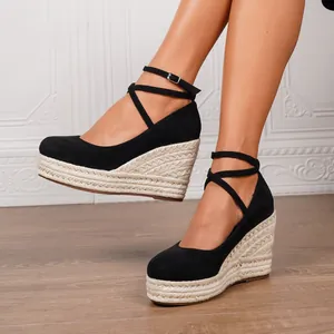 Elegantes sandalias negras de cuña tipo alpargata con plataforma y tira al tobillo