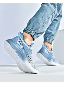 Detailweergave van lichtblauwe mesh hardloopschoenen met een dikke schokabsorberende zool