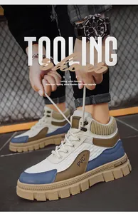 Gros plan de bottines rétro pour hommes avec empiècements texturés bleus et blancs