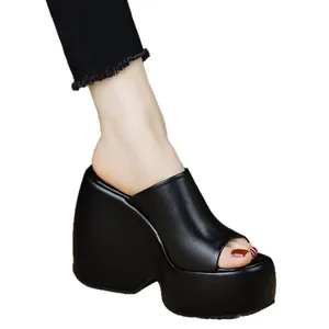 Eleganti sandali neri con zeppa e plateau per donna con punta aperta e tacchi alti