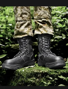 Vista detallada de botas tácticas de cuero negro de caña alta sobre rocas con musgo