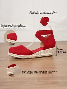Vista detallada de sandalias de cuña rojas con tacones de esparto y tiras elásticas.