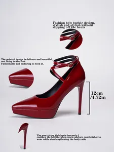 Tacones de aguja con plataforma de charol rojo con correa al tobillo y tacón de 12 cm.
