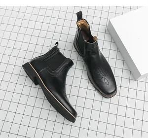 Draufsicht auf schwarze Lederstiefel mit dekorativen Nähten an der Spitze