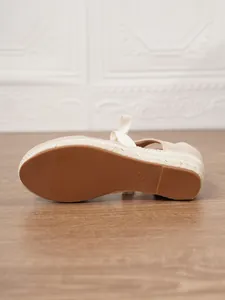 Vista inferior de sandalia de cuña de esparto beige, suela texturizada y marca talla 37