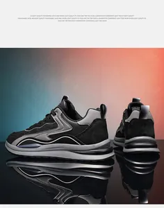 Vista dettagliata laterale e posteriore delle sneakers da uomo nere e grigie con suola spessa.