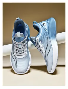 Zijaanzicht detail van lichtblauwe mesh hardloopschoenen met A700 PRO-branding.