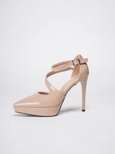 Detailansicht der beigen Plateau-Pumps aus Lackleder mit elegantem Kreuzriemen
