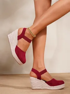 Elegantes sandalias de cuña granate con puntera cerrada y suela de plataforma esparto