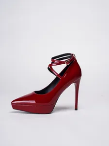 Elegantes tacones de aguja en charol rojo con plataforma y correas cruzadas