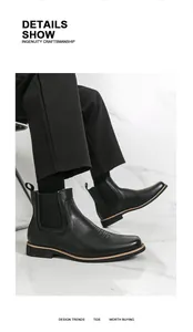 Detailansicht der schwarzen Herren-Chelsea-Stiefel aus Leder mit Stickerei