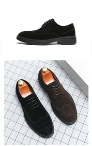 Detailansicht von schwarzen und braunen Brogue-Schuhen aus Wildleder mit Flügelkappe.