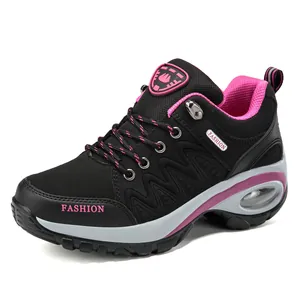 Scarpe sportive da donna nere e rosa con suola spessa ammortizzata ad aria per camminate comode
