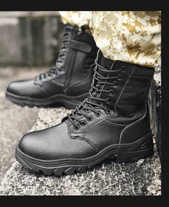 Vista detallada de botas tácticas de cuero negro con suelas robustas y cordones