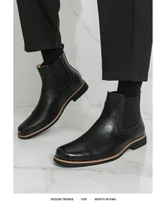 Detailansicht schwarzer Chelsea-Boots aus Leder mit dekorativen Western-Ziernähten