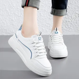 Κομψά γυναικεία λευκά sneakers με πλατφόρμα, σπορ σχέδιο και μπλε λεπτομέρειες