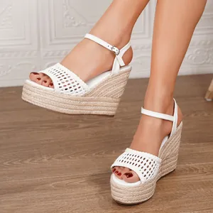 Sandalias de cuña con plataforma blanca con detalle de cuerda de paja tejida y tira al tobillo