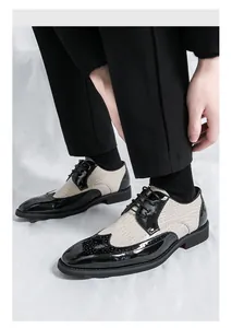 Detail von zweifarbigen Budapester Schuhen mit Lochmuster für Business-Casual