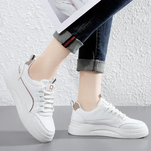 Κομψά γυναικεία λευκά sneakers με πλατφόρμα και λεπτομέρεια Smile για την άνοιξη