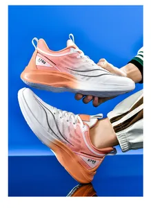 Gedetailleerd overzicht van ademende mesh-hardloopschoenen met oranje gradiënt zool