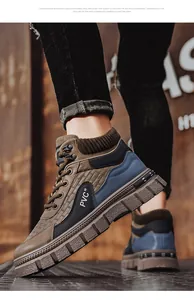 Vue détaillée de bottines Martin rétro marron et bleu marine pour hommes texturées