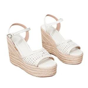 Sandalias de cuña blancas para mujer con correas trenzadas y plataforma de esparto.