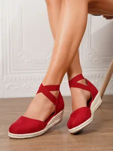 Vista detallada de sandalias alpargatas de cuña rojas para mujer con tiras cruzadas al tobillo
