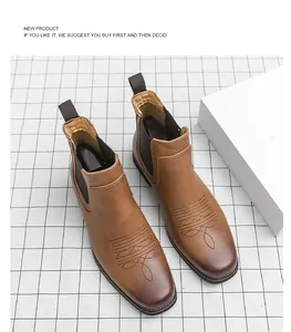 Detailansicht der braunen Leder-Motorradstiefel mit dekorativen Western-Nähten