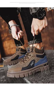 Vue détaillée des bottines Martin rétro pour hommes avec lacets et panneaux de couleur.