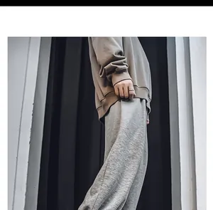 Modelo con sudadera y pantalones grises para combinar con botas de invierno calientes