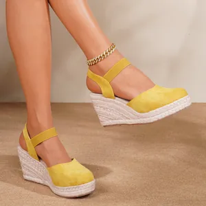 Sandalias de cuña amarillas con puntera cerrada, plataforma de yute y tira elástica