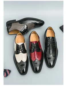 Nahaufnahme von stilvollen Herren-Brogue-Schuhen mit geschnitzten Ledermustern in Farbe