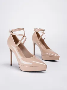 Vista detallada de elegantes tacones de plataforma en charol nude con punta fina y correas